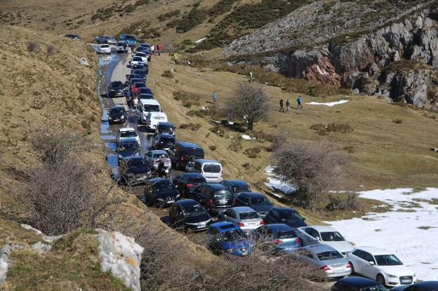 Decenas de vehículos atrapados en uno de los atascos del Ercina.