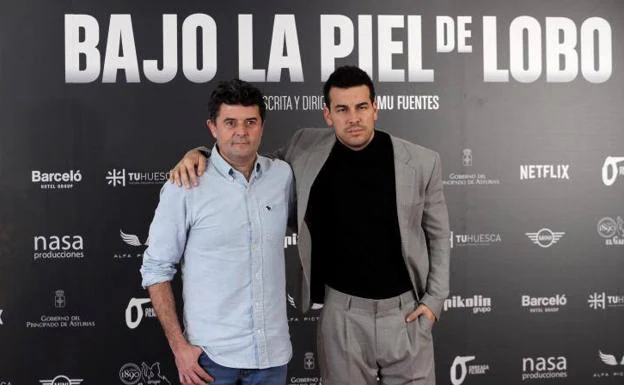 El director asturiano Samu Fuentes y el actor Mario Casas presentan 'Bajo la piel del lobo'