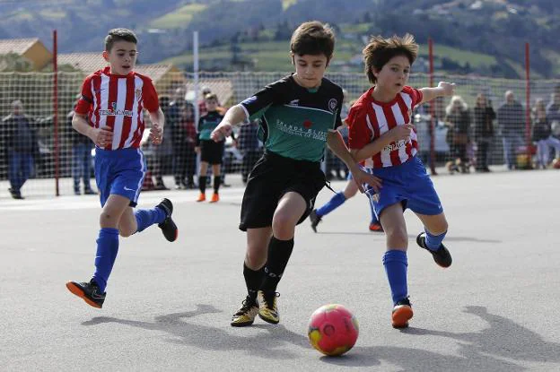 Pablo, del Quirinal, y Álex, del Sporting, en el partido disputado el sábado en la pista de Mareo. 