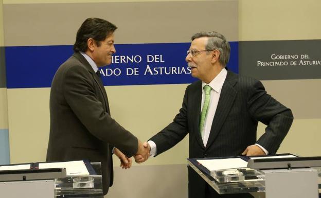 El presidente del Principado, Javier Fernández, y el presidente de Red Eléctrica Española, José Folgado, durante la firma del acuerdo. 