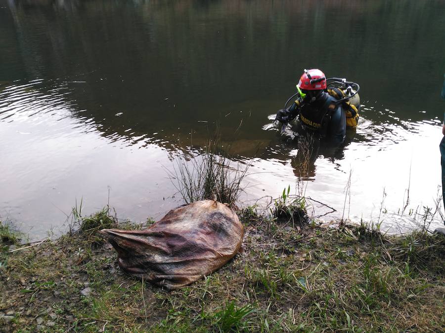 El Grupo de Actividades Subacuáticas rastrea la zona del embalse de Arbón en busca de más pistas para esclarecer el suceso. 