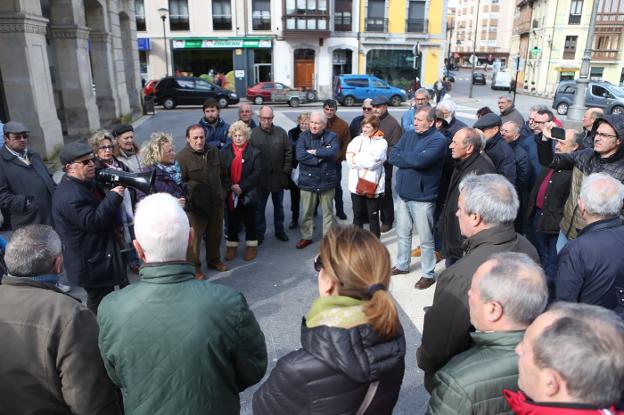La concentración de jubilados y pensionistas de ayer en la plaza del Ayuntamiento de Siero. 