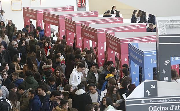 Imagen. Cientos de alumnos se acercaron a las jornadas de orientación procedentes de institutos de toda Asturias. 