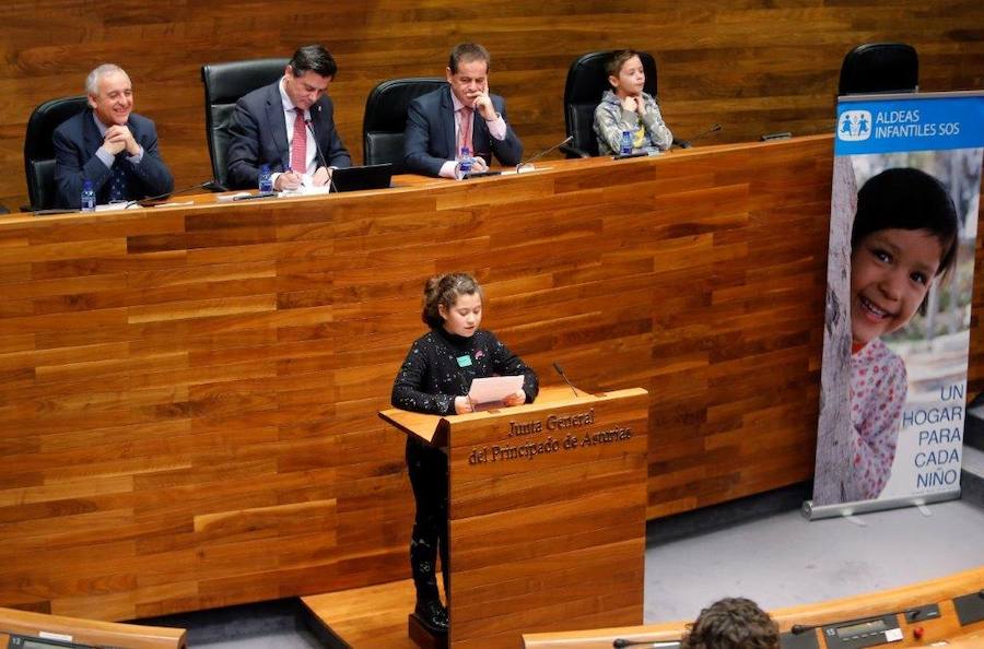 Un total de 75 alumnos de Primaria de Gijón y Mieres han participado en un pleno infantil organizado por Aldeas Infantiles SOS España en la Junta General. El programa 'Diputados por un día' está dirigido a evitar la violencia y el aislamiento infantil. 