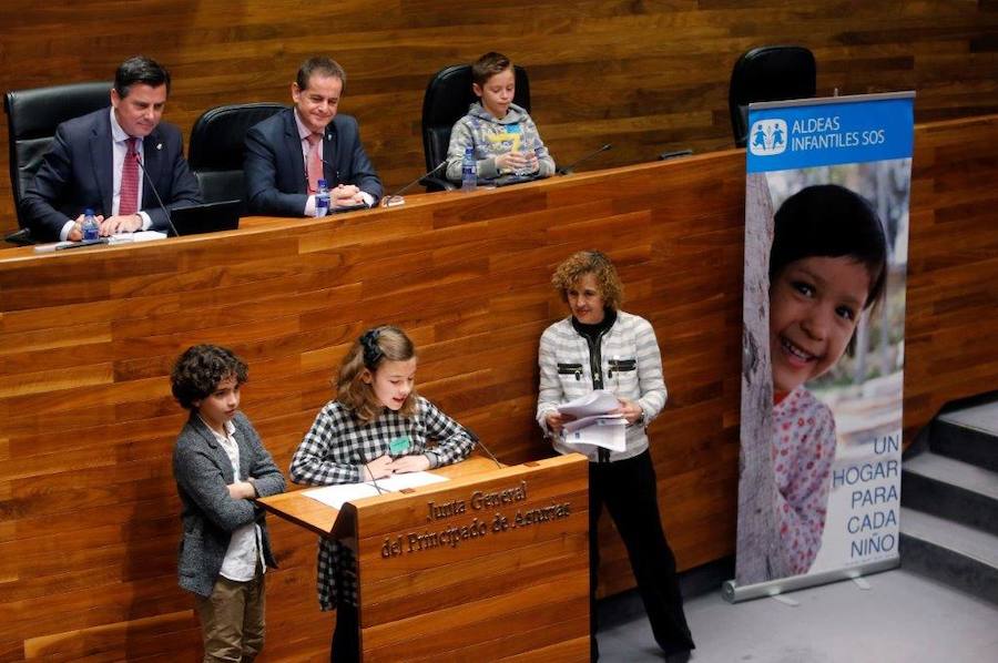 Un total de 75 alumnos de Primaria de Gijón y Mieres han participado en un pleno infantil organizado por Aldeas Infantiles SOS España en la Junta General. El programa 'Diputados por un día' está dirigido a evitar la violencia y el aislamiento infantil. 