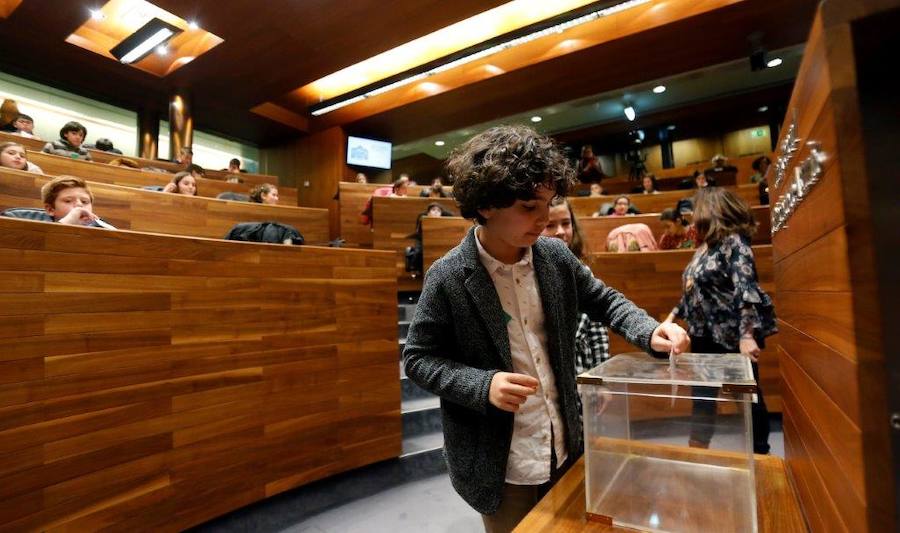 Un total de 75 alumnos de Primaria de Gijón y Mieres han participado en un pleno infantil organizado por Aldeas Infantiles SOS España en la Junta General. El programa 'Diputados por un día' está dirigido a evitar la violencia y el aislamiento infantil. 