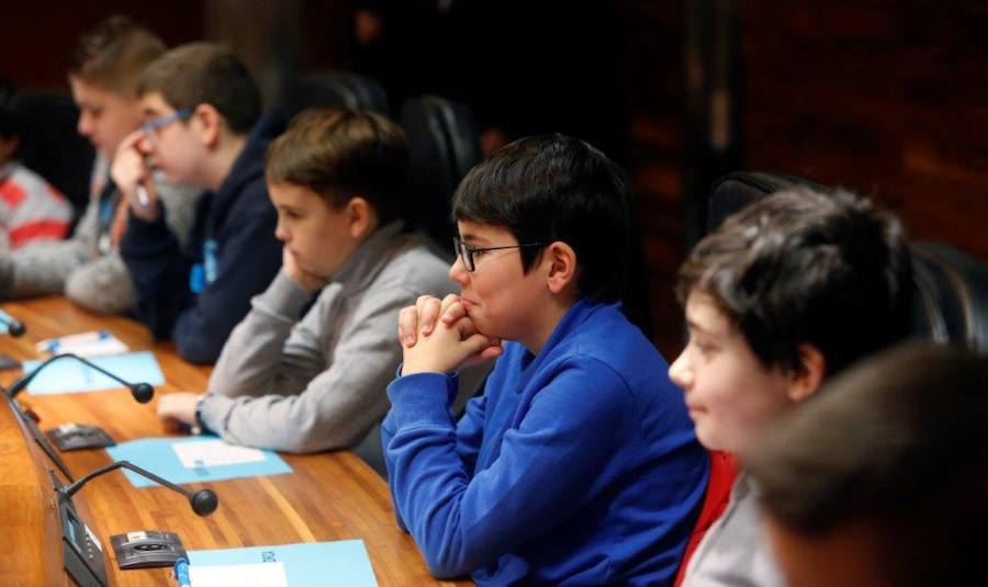 Un total de 75 alumnos de Primaria de Gijón y Mieres han participado en un pleno infantil organizado por Aldeas Infantiles SOS España en la Junta General. El programa 'Diputados por un día' está dirigido a evitar la violencia y el aislamiento infantil. 