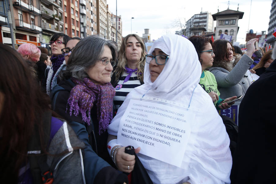 Asturias celebra el Día Internacional de la Mujer en las calles de Gijón en la primera huelga general feminista convocada bajo el lema 'Si nosotras paramos, se para el mundo'