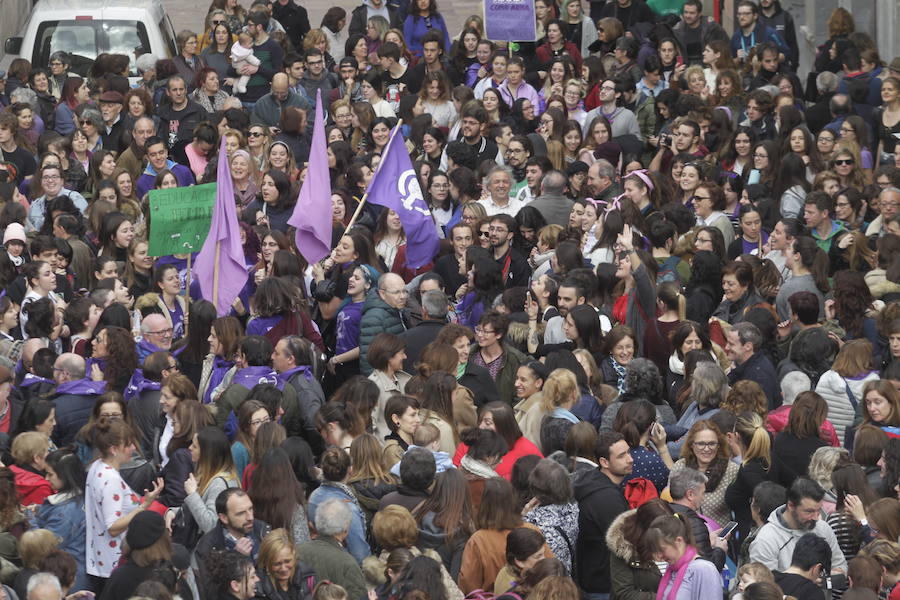 Fotos: Lleno total en la plaza Mayor de Oviedo por el 8-M