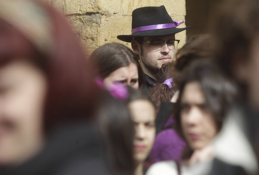 Fotos: Lleno total en la plaza Mayor de Oviedo por el 8-M