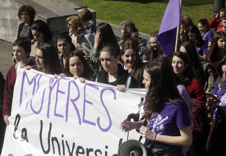 Fotos: Lleno total en la plaza Mayor de Oviedo por el 8-M