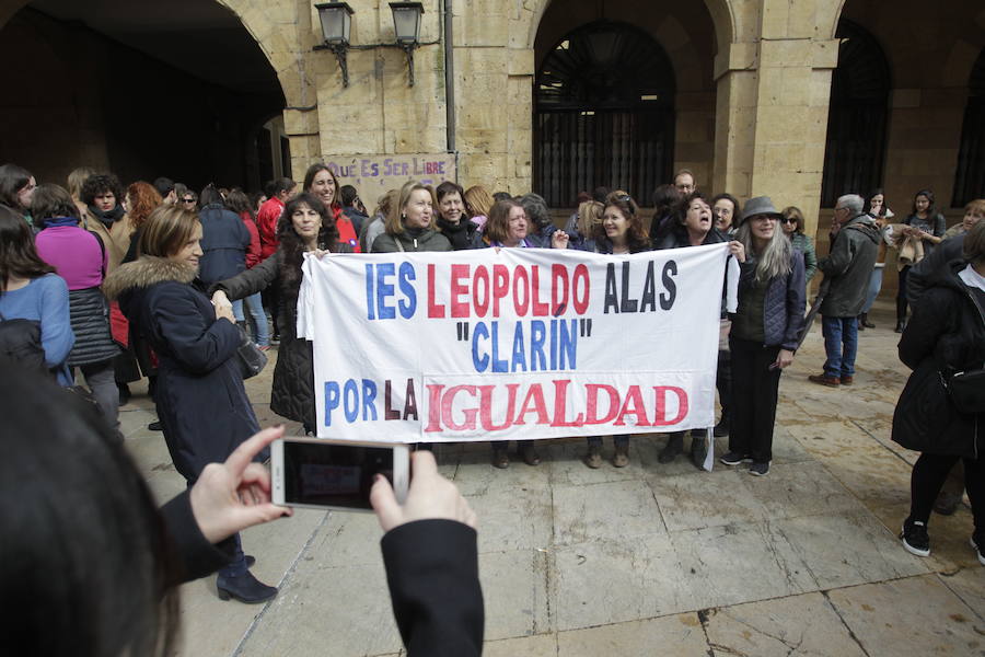 Fotos: Lleno total en la plaza Mayor de Oviedo por el 8-M