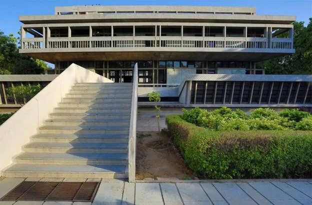 Instituto de Indología de Ahmedabad, uno de los primeros proyectos en solitario del arquitecto indio Balkrishna Doshi. 