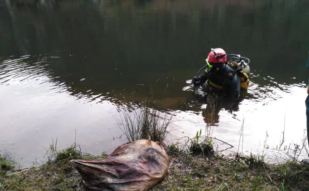 Saco con piedras que ayer extrajeron los buzos de la Guardia Civil del interior del embalse de Arbón, en las proximidades del lugar en el que se localizó el cadáver. 