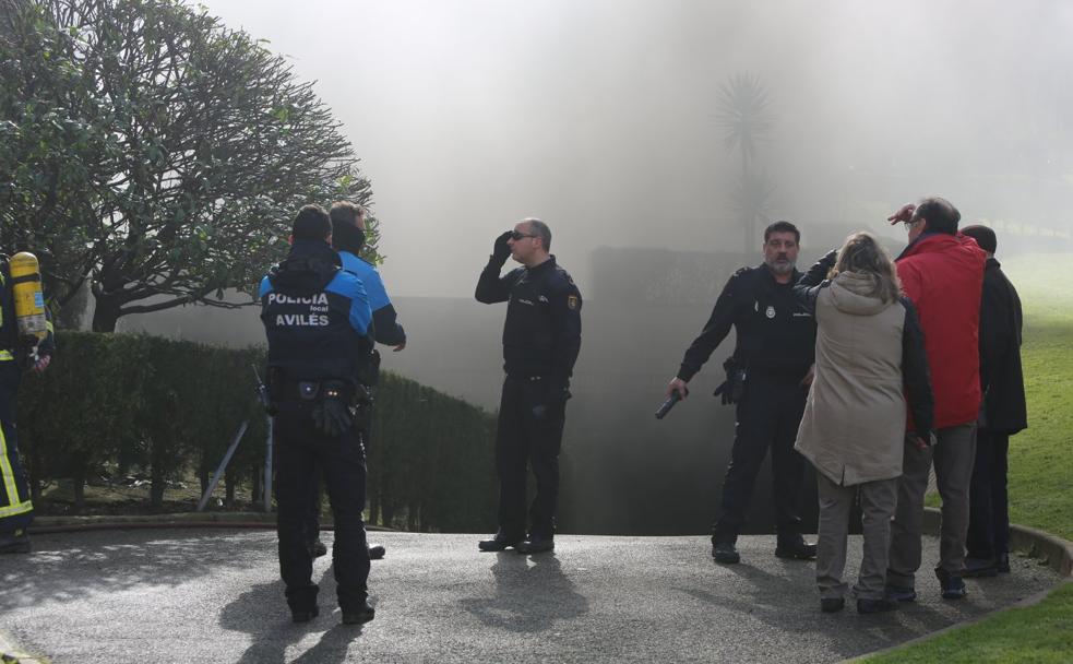 Agentes de las policías Nacional y Local impiden el acceso al garaje. 