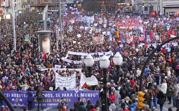 Multitudinaria manifestación por las calles de Gijón.