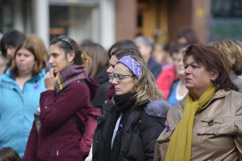 Pasacalles nocturnos en Oviedo, Gijón y Avilés y piquetes informativos en calles y espacios públicos. Así ha comenzado la jornada de huelga del 8 de marzo en Asturias.