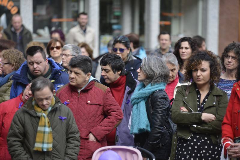 Pasacalles nocturnos en Oviedo, Gijón y Avilés y piquetes informativos en calles y espacios públicos. Así ha comenzado la jornada de huelga del 8 de marzo en Asturias.