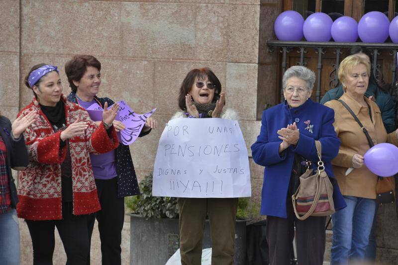 Pasacalles nocturnos en Oviedo, Gijón y Avilés y piquetes informativos en calles y espacios públicos. Así ha comenzado la jornada de huelga del 8 de marzo en Asturias.