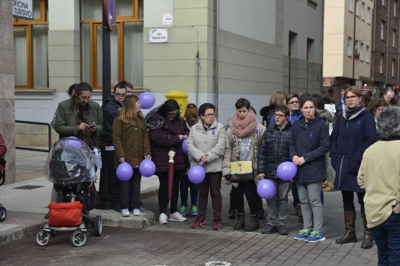 Pasacalles nocturnos en Oviedo, Gijón y Avilés y piquetes informativos en calles y espacios públicos. Así ha comenzado la jornada de huelga del 8 de marzo en Asturias.