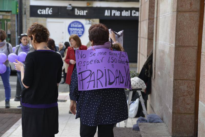 Pasacalles nocturnos en Oviedo, Gijón y Avilés y piquetes informativos en calles y espacios públicos. Así ha comenzado la jornada de huelga del 8 de marzo en Asturias.