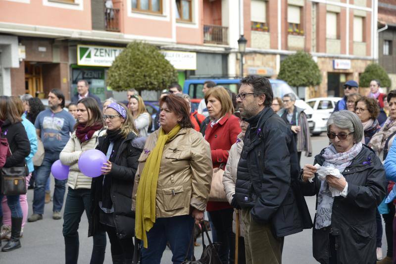 Pasacalles nocturnos en Oviedo, Gijón y Avilés y piquetes informativos en calles y espacios públicos. Así ha comenzado la jornada de huelga del 8 de marzo en Asturias.