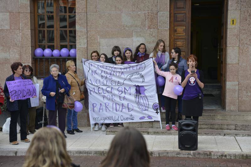 Pasacalles nocturnos en Oviedo, Gijón y Avilés y piquetes informativos en calles y espacios públicos. Así ha comenzado la jornada de huelga del 8 de marzo en Asturias.