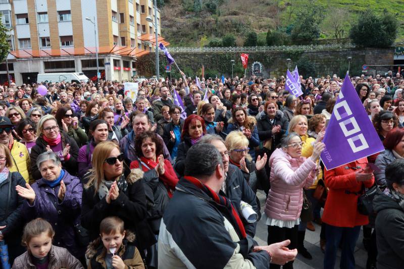 Pasacalles nocturnos en Oviedo, Gijón y Avilés y piquetes informativos en calles y espacios públicos. Así ha comenzado la jornada de huelga del 8 de marzo en Asturias.