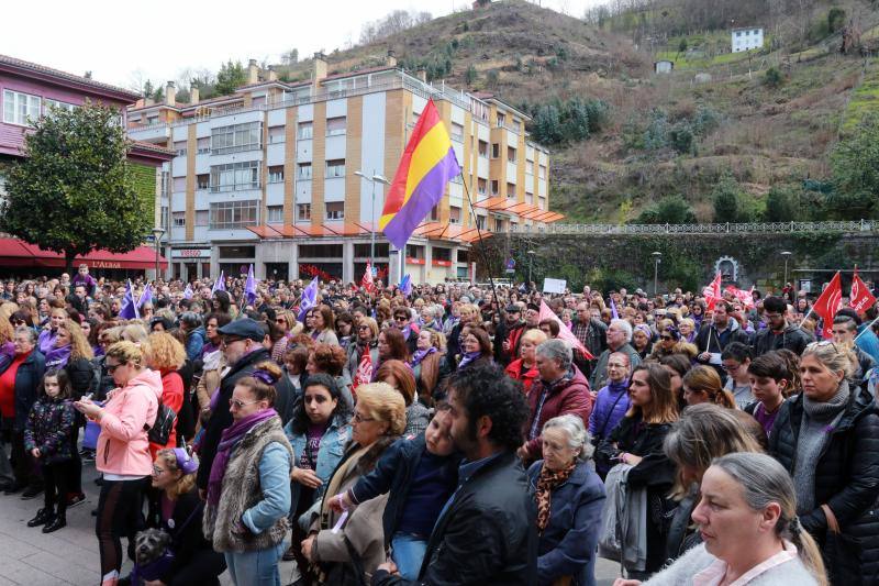 Pasacalles nocturnos en Oviedo, Gijón y Avilés y piquetes informativos en calles y espacios públicos. Así ha comenzado la jornada de huelga del 8 de marzo en Asturias.