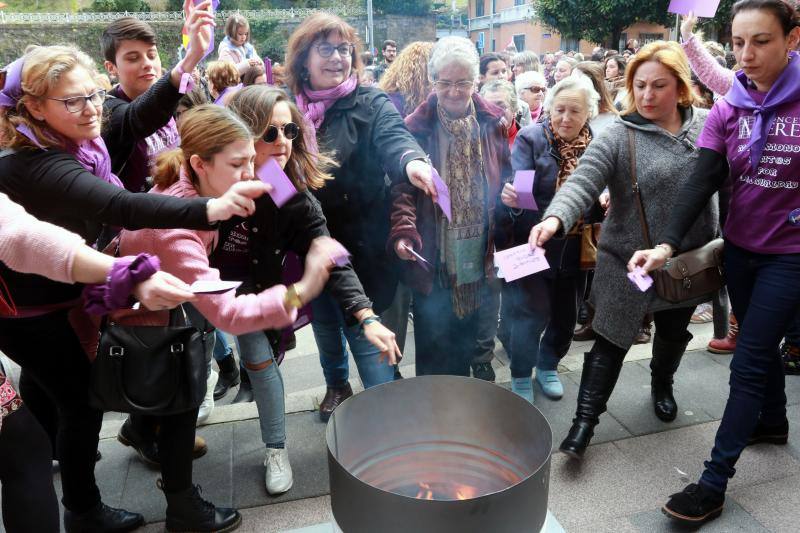 Pasacalles nocturnos en Oviedo, Gijón y Avilés y piquetes informativos en calles y espacios públicos. Así ha comenzado la jornada de huelga del 8 de marzo en Asturias.