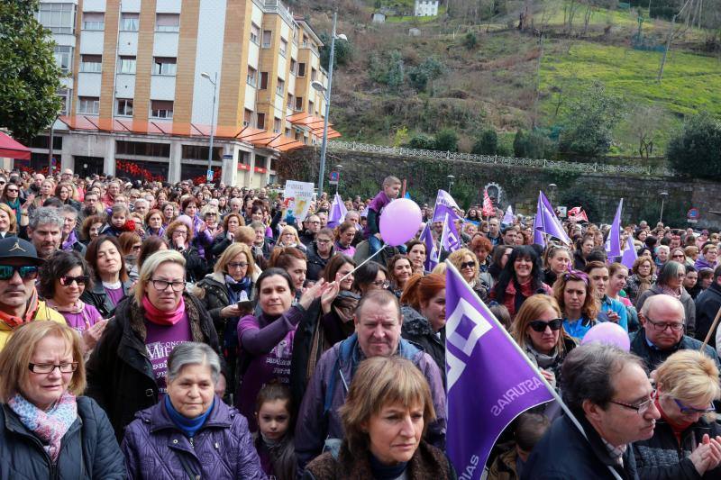 Pasacalles nocturnos en Oviedo, Gijón y Avilés y piquetes informativos en calles y espacios públicos. Así ha comenzado la jornada de huelga del 8 de marzo en Asturias.