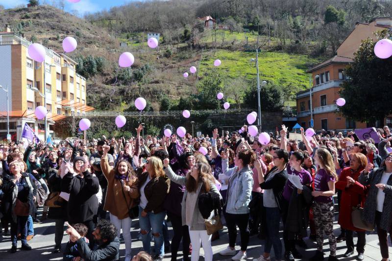 Pasacalles nocturnos en Oviedo, Gijón y Avilés y piquetes informativos en calles y espacios públicos. Así ha comenzado la jornada de huelga del 8 de marzo en Asturias.