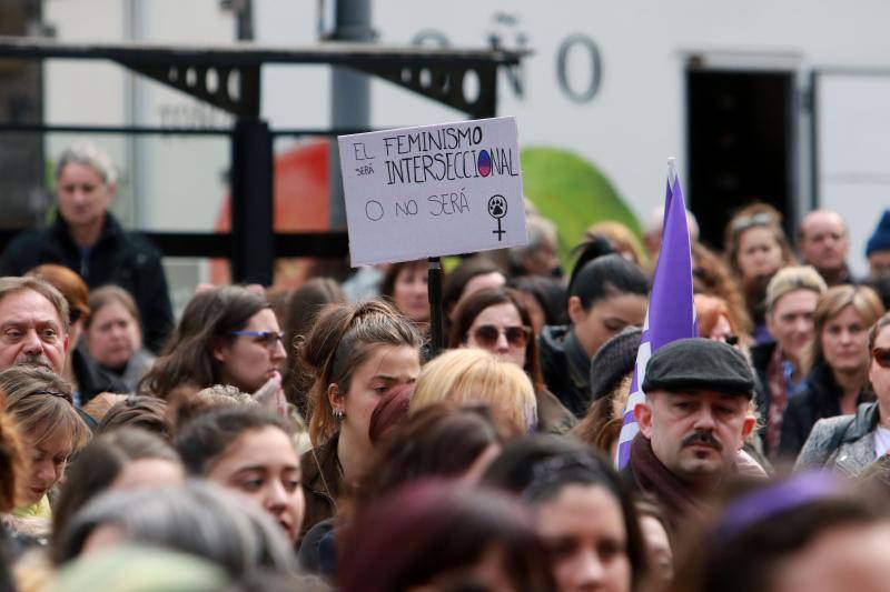 Pasacalles nocturnos en Oviedo, Gijón y Avilés y piquetes informativos en calles y espacios públicos. Así ha comenzado la jornada de huelga del 8 de marzo en Asturias.