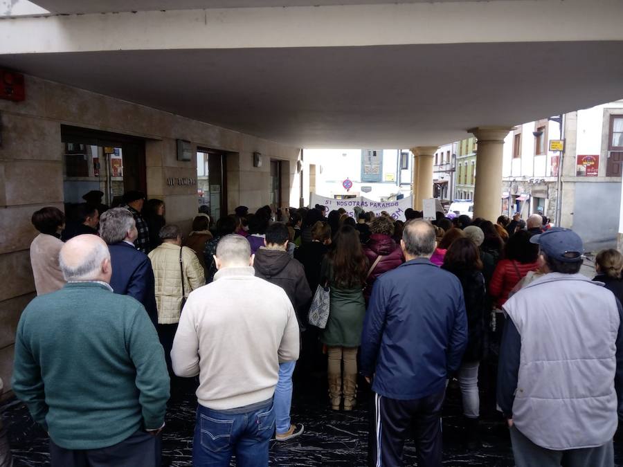 Pasacalles nocturnos en Oviedo, Gijón y Avilés y piquetes informativos en calles y espacios públicos. Así ha comenzado la jornada de huelga del 8 de marzo en Asturias.