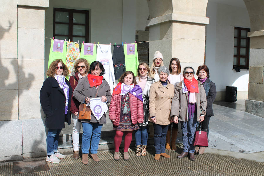 Pasacalles nocturnos en Oviedo, Gijón y Avilés y piquetes informativos en calles y espacios públicos. Así ha comenzado la jornada de huelga del 8 de marzo en Asturias.