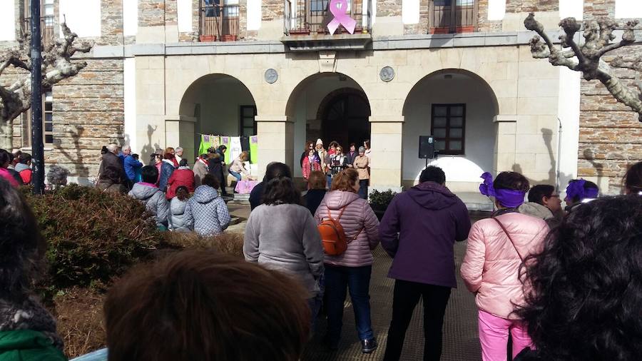 Pasacalles nocturnos en Oviedo, Gijón y Avilés y piquetes informativos en calles y espacios públicos. Así ha comenzado la jornada de huelga del 8 de marzo en Asturias.