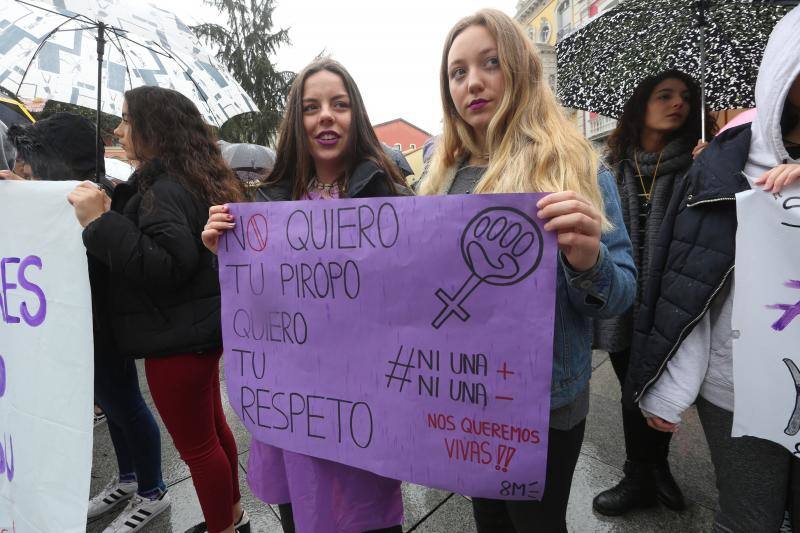 Pasacalles nocturnos en Oviedo, Gijón y Avilés y piquetes informativos en calles y espacios públicos. Así ha comenzado la jornada de huelga del 8 de marzo en Asturias.