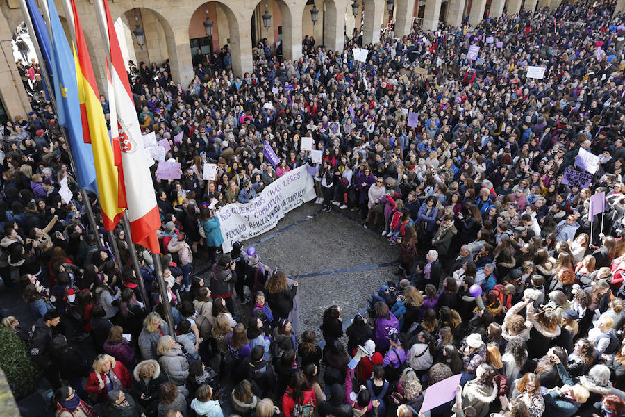 Pasacalles nocturnos en Oviedo, Gijón y Avilés y piquetes informativos en calles y espacios públicos. Así ha comenzado la jornada de huelga del 8 de marzo en Asturias.