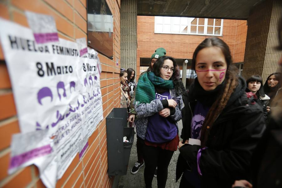 Pasacalles nocturnos en Oviedo, Gijón y Avilés y piquetes informativos en calles y espacios públicos. Así ha comenzado la jornada de huelga del 8 de marzo en Asturias.