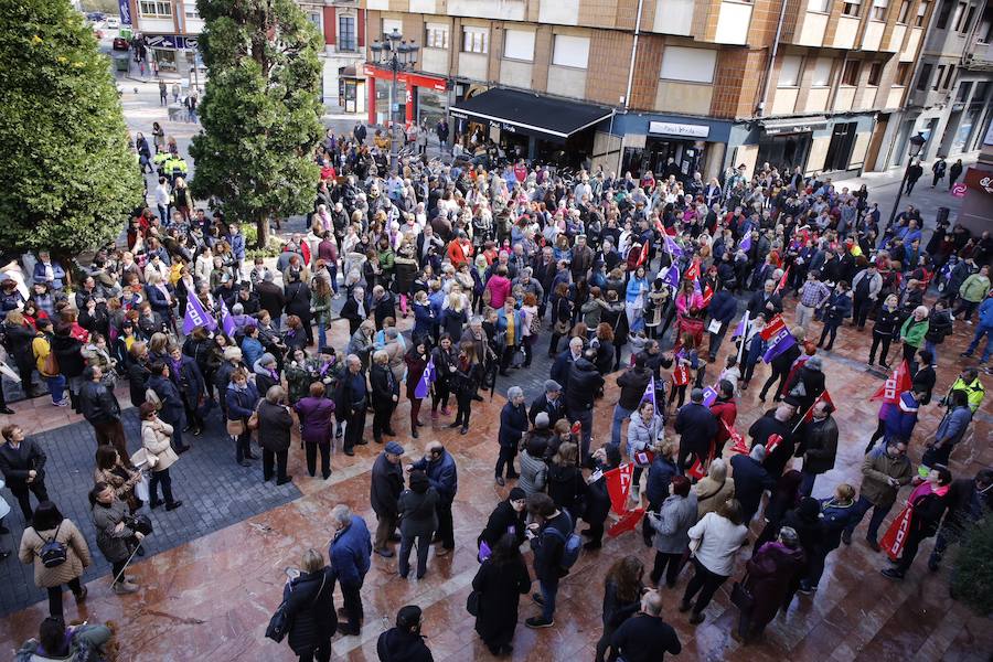 Pasacalles nocturnos en Oviedo, Gijón y Avilés y piquetes informativos en calles y espacios públicos. Así ha comenzado la jornada de huelga del 8 de marzo en Asturias.