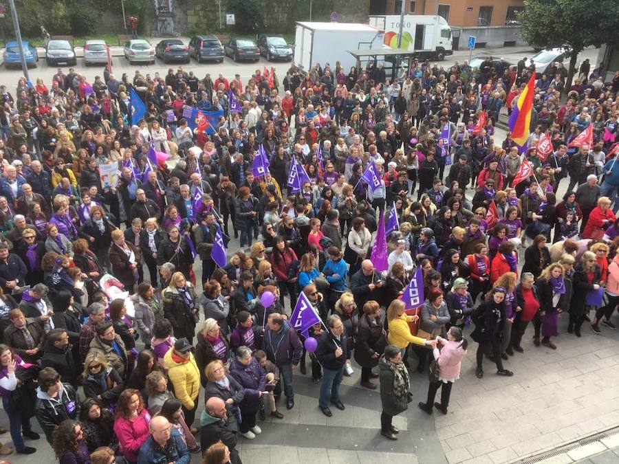 Pasacalles nocturnos en Oviedo, Gijón y Avilés y piquetes informativos en calles y espacios públicos. Así ha comenzado la jornada de huelga del 8 de marzo en Asturias.