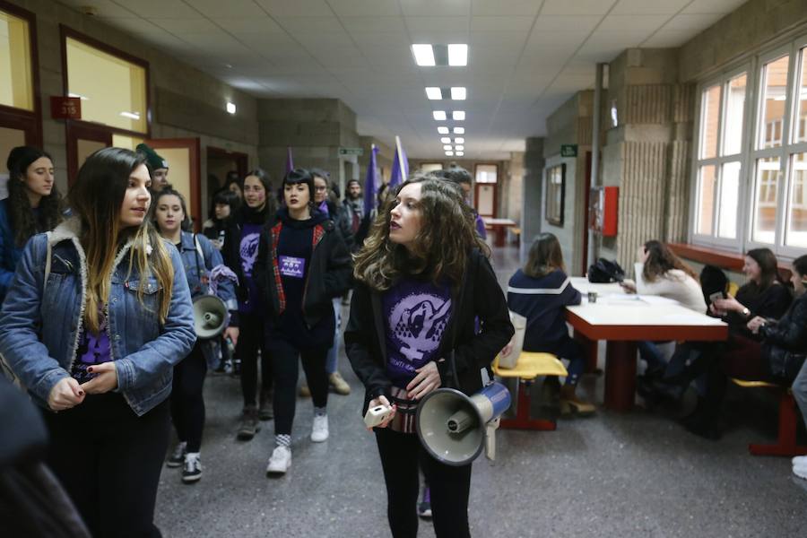Facultades de la Universidad de Oviedo del Campus del Cristo han sido escenario de varias acciones reinvindicativas en las primeras horas de este 8 de marzo. 