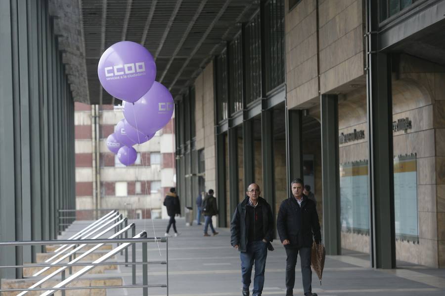 Facultades de la Universidad de Oviedo del Campus del Cristo han sido escenario de varias acciones reinvindicativas en las primeras horas de este 8 de marzo. 
