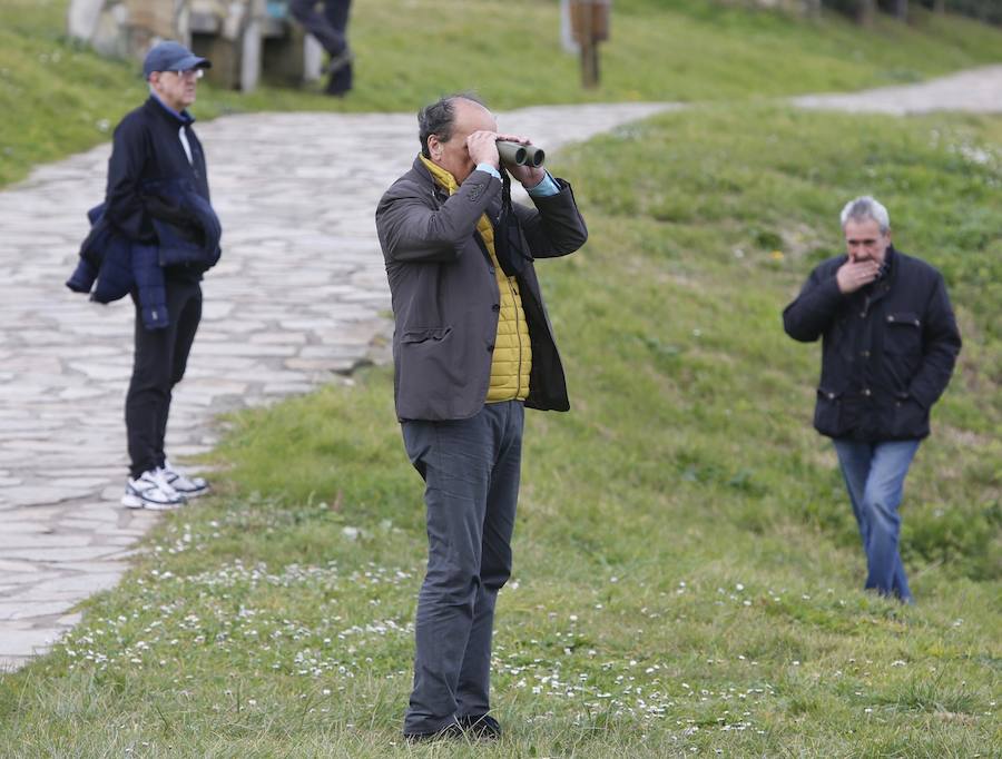 Casimiro Torre, padre de Lorena, participa en las labores de búsqueda en la costa de Gijón.