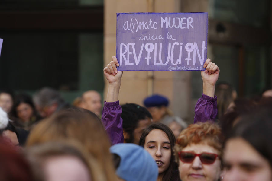 Cientos de personas se concentraron en la plaza Mayor del Ayuntamiento gijonés