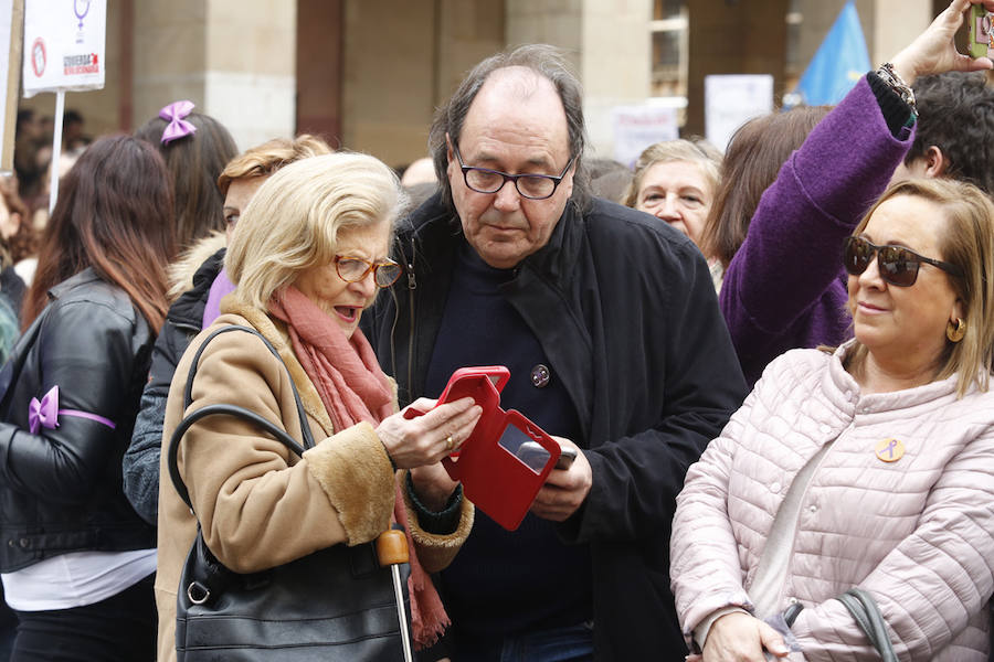 Cientos de personas se concentraron en la plaza Mayor del Ayuntamiento gijonés