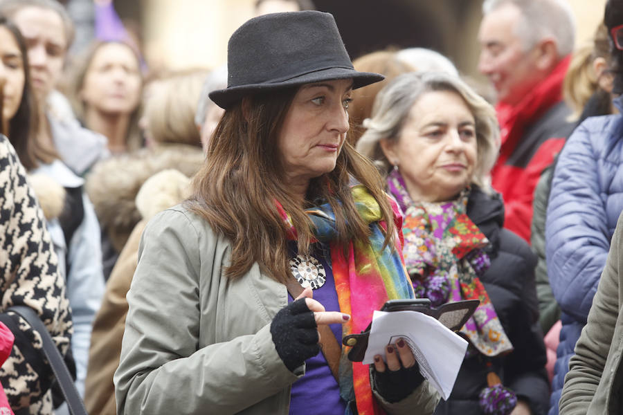 Cientos de personas se concentraron en la plaza Mayor del Ayuntamiento gijonés