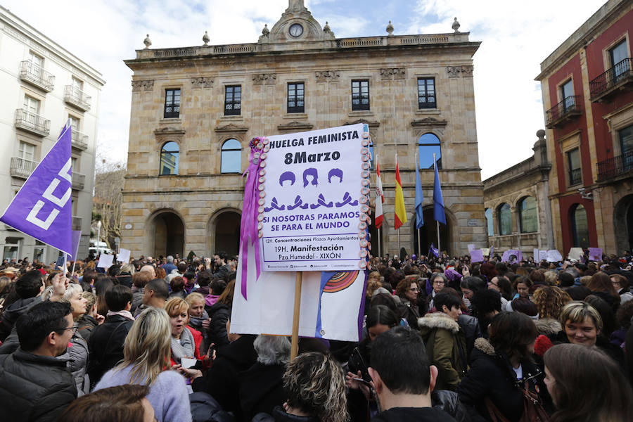 Cientos de personas se concentraron en la plaza Mayor del Ayuntamiento gijonés