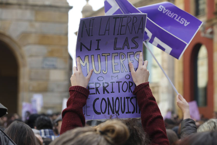 Cientos de personas se concentraron en la plaza Mayor del Ayuntamiento gijonés