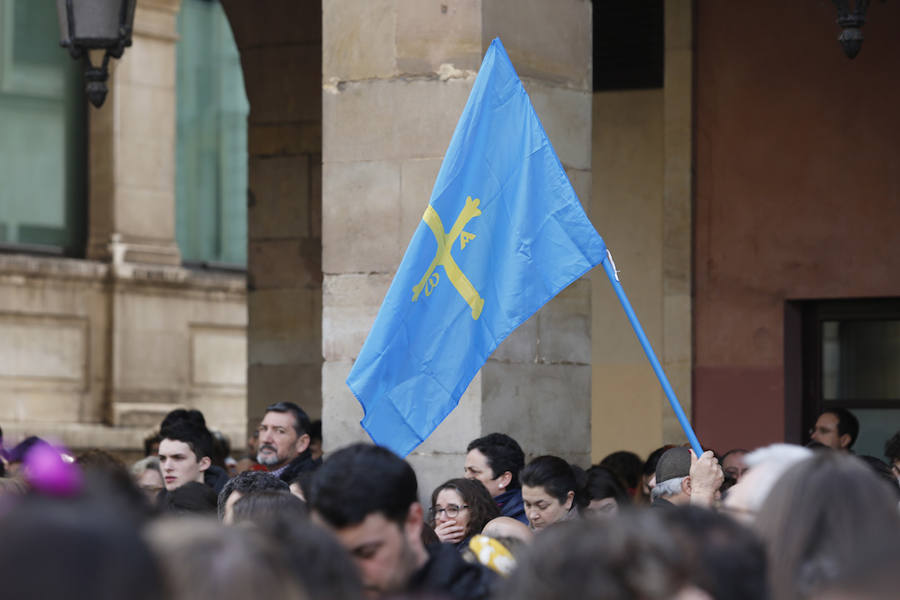 Cientos de personas se concentraron en la plaza Mayor del Ayuntamiento gijonés